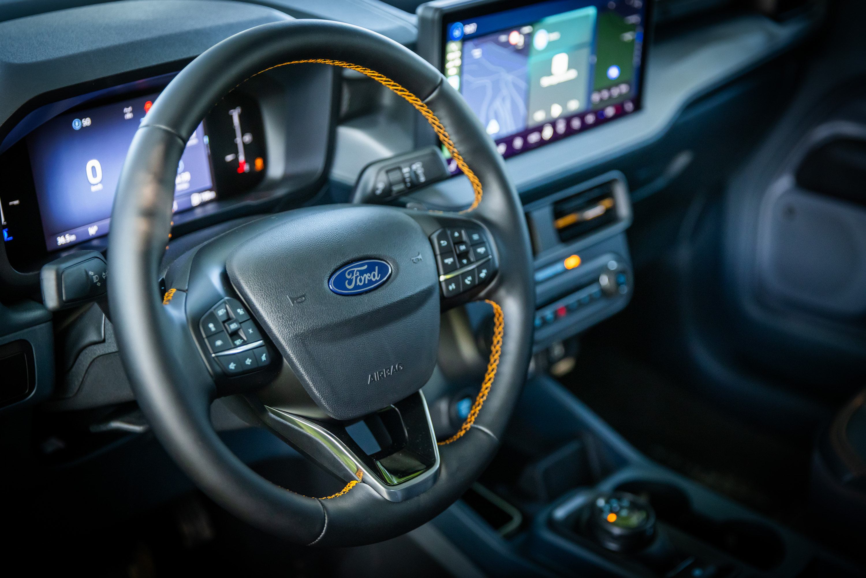 Pessoa fechando a parte traseira da Ford Maverick Tremor